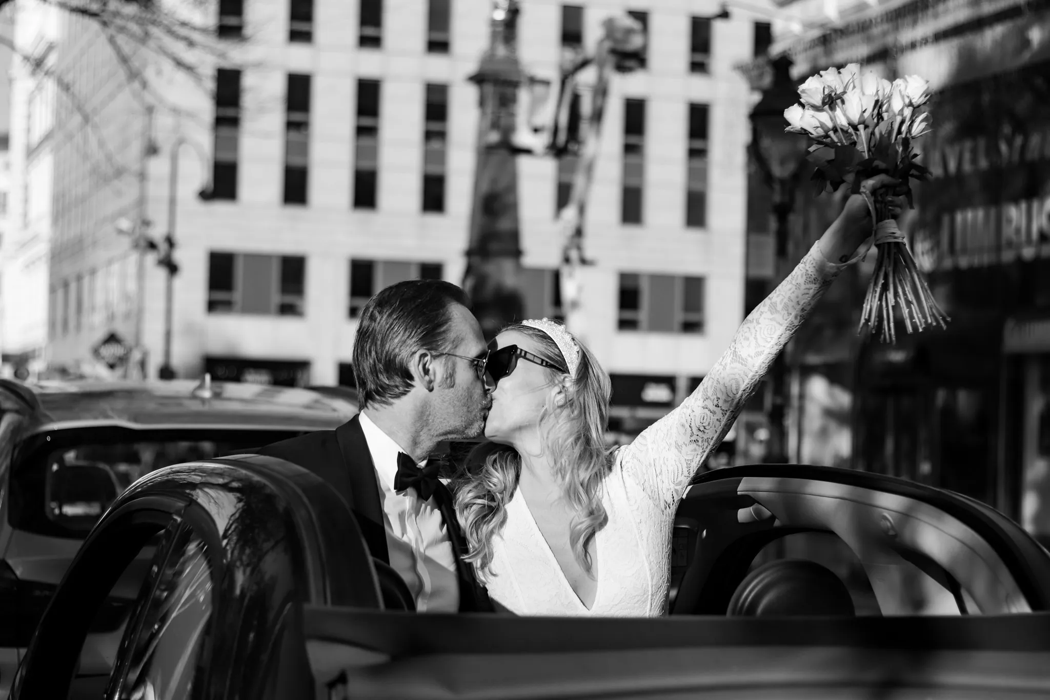 Hochzeitspaar in Vintage Auto in Wien